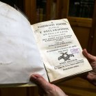 La Biblioteca Histórica del Mendoza tiene 1.500 libros y entre los más antiguos figuran inscripciones de las normas de funcionamiento y decoro del centro de siglo XVI. TOMÁS ALONSO