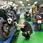 Dos mecánicos revisan motos en un taller de la capital burgalesa. ECB