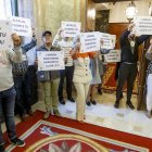 Un grupo de funcionarios se manifiesta en el Pleno de abril.