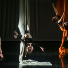 Alumnas de 4º de Danza Contemporánea durante el espectáculo de danza aérea con telas.