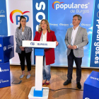 En el centro, la candidata del Partido Popular (PP) al Ayuntamiento de Burgos, Cristina Ayala