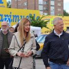 Aitana Hernando acompaña a Ander Gil por el mercadillo de Miranda.