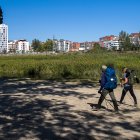Dos peregrinos acceden a la ciudad por el entorno de Capiscol.