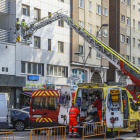 Los bomberos de Burgos rescatan a un menor tras precipitarse por el hueco de un edificio en Reyes Católicos.