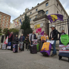 Los participantes en esta 'performance', con sus maletas frente a la Subdelegación del Gobierno.