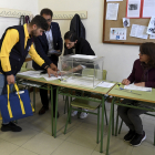 Un cartero deposita los votos por correo en una de las 231 mesas electorales de la capital burgalesa