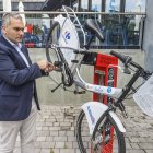 Leví Moreno, en uno de los puestos de reparación de bicicletas.
