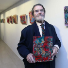 Juan Mons con uno de los cuadros de su exposición La Pasión y El Color, en 2020.