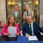 Cristina Ayala y Fernando Martínez-Acitores sellan el acuerdo.