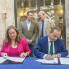Cristina Ayala y Fernando Martínez-Acitores durante el acto de firma del acuerdo de Gobierno al Ayuntamiento de Burgos.