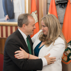 Martínez-Acitores y Ayala se abrazar tras la investidura como alcaldesa de la candidata popular.
