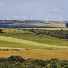 Instalación de aerogeneradores visible desde la instalación de Penal. La Ley de Patrimonio tratará de que no se acerquen más y proteger el Valle de Río Pico.