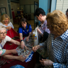 Integrantes de la Asociación Parkinson se han encargado de la entrega de los pañuelos de fiestas.