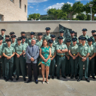 Foto de familia de los 50 agentes de la Guardia Civil que inician sus prácticas en Burgos en compañía de las autoridades que les ha dado la bienvenida.