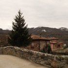 Vista general de algunas casas de Pineda de la Sierra