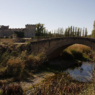 Río Ubierna de Sotopalacios bajo el puente que llega al Castillo de los 'Adelantados'