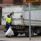 Un empleado del servicio de limpieza recoge residuos en el centro de la ciudad.