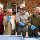 Los codirectores, el consejero de Cultura, Gonzalo Santonja, y el delegado de la Junta en Burgos observan las principales piezas extraídas este año en Atapuerca.