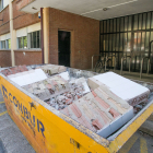 Un contenedor en la puerta del CEIP Fernando de Rojas, donde se van a renovar las ventanas este verano.