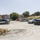 Este es el aspecto que luce el aparcamiento improvisado próximo a las calles Santa Ana y Alba de Tormes.