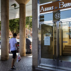 Entrada a las oficinas de Aguas de Burgos.