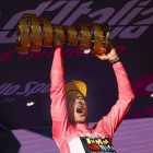 Roglic levanta el trofeo de ganador del Giro de Italia.