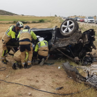 Los Bomberos intervienen en el lugar del accidente.