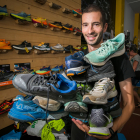 Rodrigo Alonso, de Solorunners, con algunas de las zapatillas donadas.
