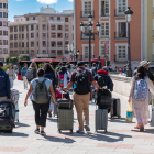 Un grupo de turistas con maletas cruza por el puente Santa María de la capital burgalesa.