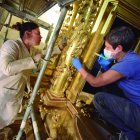 Profesionales rehabilitan el retablo de Hontoria de la Cantera.