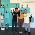 En la imagen tres participantes del curso que han realizado prácticas en Verallia