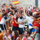 Los aficionados congregados para ver el partido en la pantalla gigante del monasterio de San Juan celebran el primer gol de España en la final del mundial de fútbol femenino.