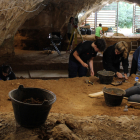 El equipo de excavación de la cueva Prado Vargas ha recuperado más de tres mil herramientas y restos de animales de la época neandertal en la campaña de 2023.