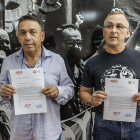 Pablo Dionisio Fraile, de UGT, y Juan Muñoz, de CCOO, muestran la carta dirigida a Cristina Ayala que registraban el miércoles.