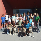 Niños del cívico y miembros de la Residencia Canina Ramos con los lobos.
