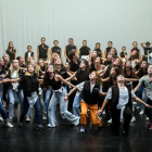 Un instante del ensayo de la coreografía que protagonizará esta tarde el alumnado del centro en el casco histórico de Burgos.