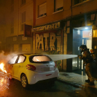 Intervención de los Bomberos de Burgos en el incendio de un vehículo en la calle Emperador.