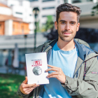 El autor burgalés Manuel Baruque, con un ejemplar de ‘El peso de la perfección’.