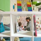 Una maestra interactúa con un niño.