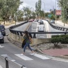 Una mujer cruza el paso de peatones que baja desde el Centro Comercial El Mirador hasta la avenida Cantabria y esas vallas dificultan que sea vista con más antelación por los vehículos.