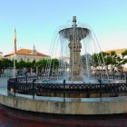 Vista de la fuente de la Plaza y el Ayuntamiento de Villarcayo