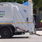 Camión de recogida de basura en una calle de la capital burgalesa.