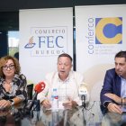 De izquierda a derecha: Consuelo Fontecha (presidenta de la FEC), Adolfo Sáinz (presidente Conferco) y Raúl Martínez (concejal Comercio Ayuntamiento de Burgos).