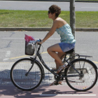 Una mujer se desplaza en bici.