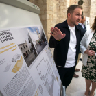 Álvaro Moral, arquitecto del equipo redactor del proyecto, muestra algunos de los detalles de la propuesta ganadora a la alcaldesa, Cristina Ayala