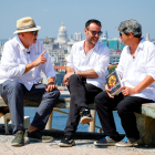 De izq. a dcha., Jorge Díaz, Agustín Martínez y Antonio Mercero, en La Habana.
