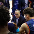 Diego Ocampo da instrucciones durante un partido