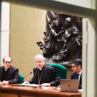 De izquierda a derecha: Carlos Azcona, Director Compliance, el arzobispo Mario Iceta, y el abogado Rafael Urquiza en la presentación de la oficina.