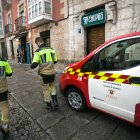 Bomberos de Burgos en La Flora informando a los locales de ocio sobre la prevención de incendios.