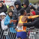 Chebet recibe las felicitaciones tras su victoria en Atapuerca